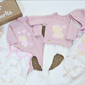Ajuar de bienvenida para bebé niña de 7 piezas en color rosa con diseño de osita tejida y caja de regalo Ternurita.